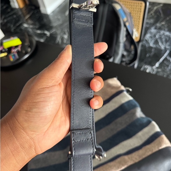 Barely used tote bag with shoulder strap. - Picture 7 of 8